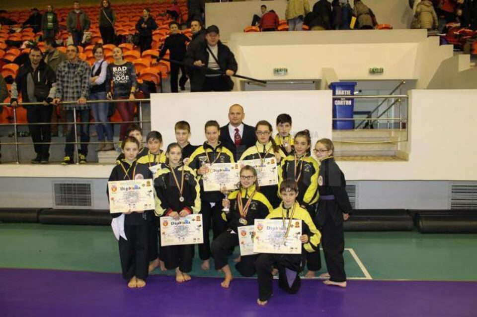 O parte din medaliații Clubului Sportiv He Pai Suceava, alături de instructorul și președintele clubului, Ovidiu Zegrea Centură Neagră 3 Dang O parte din medaliații Clubului Sportiv He Pai Suceava, alături de instructorul și președintele clubului, Ovidiu Zegrea Centură Neagră 3 Dang