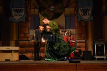Spectacol în cinstea bobocilor Universității „Ștefan cel Mare”, pe scena Casei de Cultură