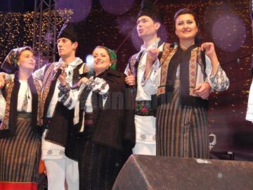 Ansamblul artistic „Arcanul USV”, aplaudat de sute de spectatori, la Alba Iulia