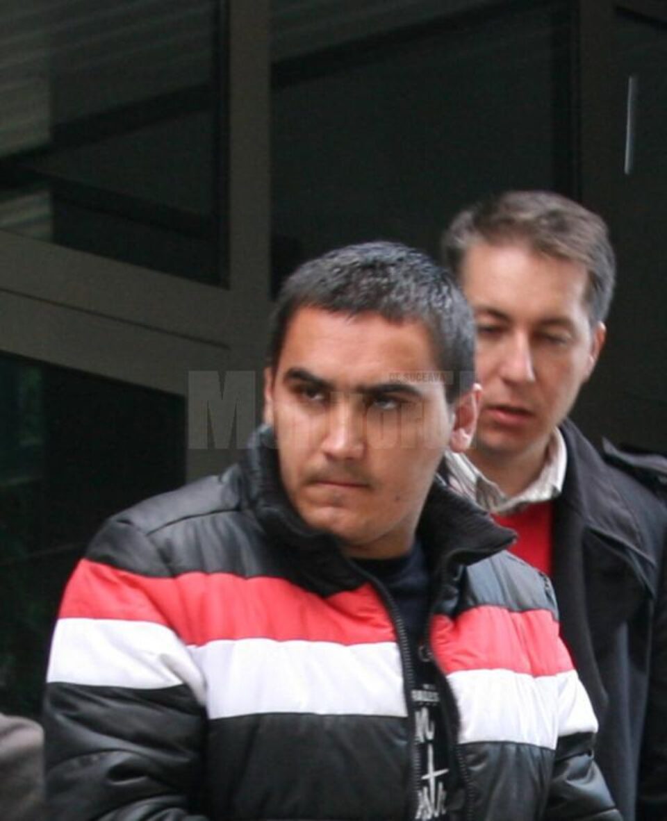 Cele aproape trei miliarde de lei vechi pe care casierul Vasile Alin Mandache le-a furat din banii pe care îi ridica de la asociațiile de proprietari au fost recuperate ieri Cele aproape trei miliarde de lei vechi pe care casierul Vasile Alin Mandache le-a furat din banii pe care îi ridica de la asociațiile de proprietari au fost recuperate ieri