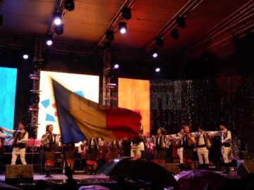 Ansamblul artistic „Arcanul USV”, aplaudat de sute de spectatori, la Alba Iulia