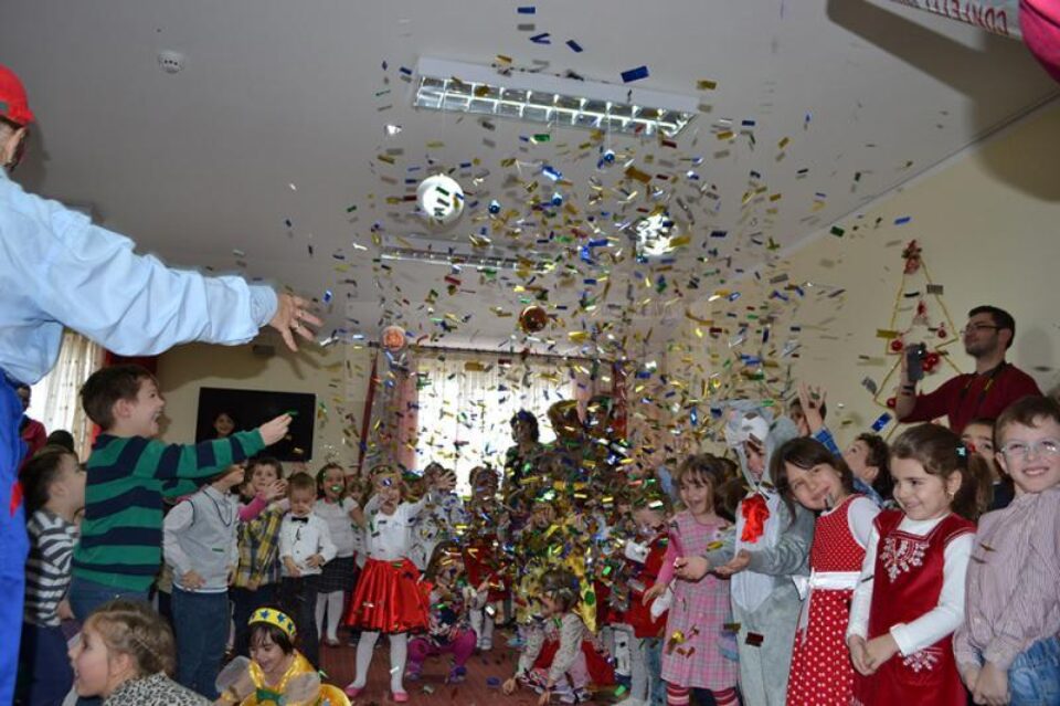 Grădinița Așchiuță îi sărbătorește pe cei mici
