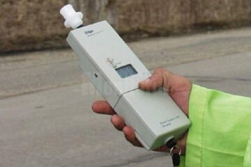 Alcooltestul a arătat o valoare de 1,00 mg/l alcool pur în aerul expirat în cazul șoferului găsit cu mașina în șanț