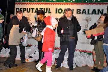 Moșul a fost ajutat de co-președintele Organizației Municipale Suceava a PNL, deputatul de Suceava din Colegiul nr. 2, Ioan Balan
