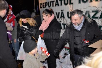 Moșul a fost ajutat de co-președintele Organizației Municipale Suceava a PNL, deputatul de Suceava din Colegiul nr. 2, Ioan Balan