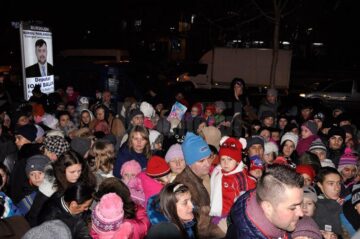 Moșul a fost ajutat de co-președintele Organizației Municipale Suceava a PNL, deputatul de Suceava din Colegiul nr. 2, Ioan Balan