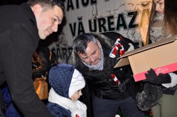 Moșul a fost ajutat de co-președintele Organizației Municipale Suceava a PNL, deputatul de Suceava din Colegiul nr. 2, Ioan Balan