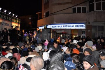 Câteva mii de copii din cartierul Burdujeni au venit să-și primească darurile