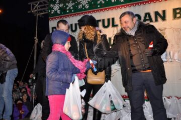 Moșul a fost ajutat de co-președintele Organizației Municipale Suceava a PNL, deputatul de Suceava din Colegiul nr. 2, Ioan Balan