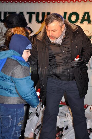 Moșul a fost ajutat de co-președintele Organizației Municipale Suceava a PNL, deputatul de Suceava din Colegiul nr. 2, Ioan Balan