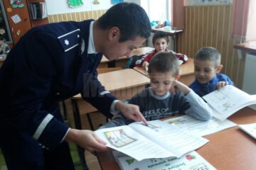 Polițiștii le-au adus cărți copiilor din Mihoveni, Șcheia și Zvoriștea