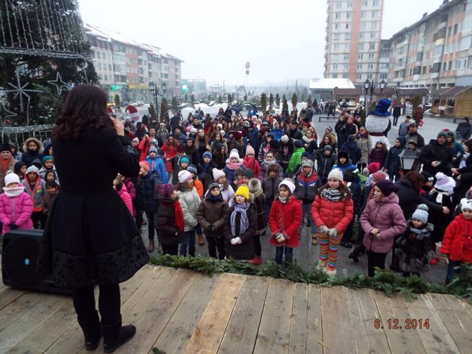 Membri ai „Bucovina Dance Studio” au pregătit un dans sincron