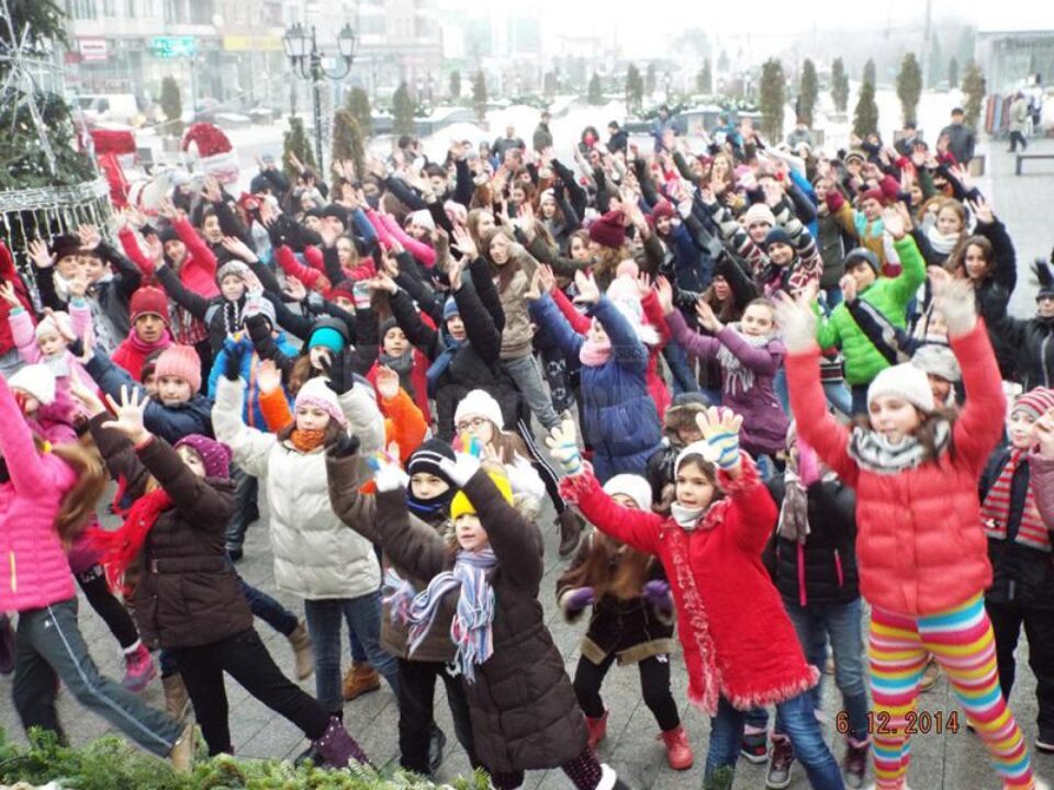 Membri ai „Bucovina Dance Studio” au pregătit un dans sincron
