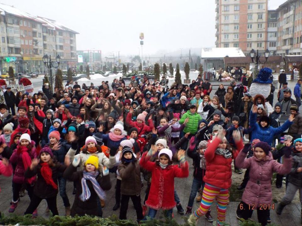 Membri ai „Bucovina Dance Studio” au pregătit un dans sincron