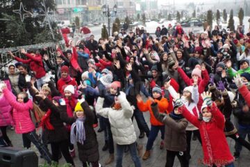 Membri ai „Bucovina Dance Studio” au pregătit un dans sincron