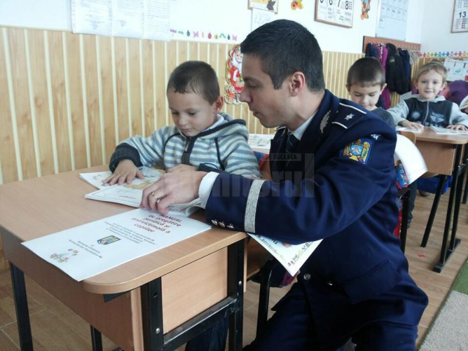 Manualele au rolul de a-i învață pe copii, prin imagini sugestive și texte adaptate vârstei, primele măsuri de prevenire a accidentelor si furturilor