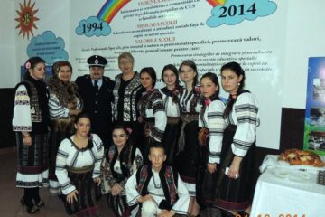 Cristian Spetcu - ISU Bucovina, Gabriela Juverdeanu, directoarea Școlii profesionale speciale, împreună cu un grup de elevi ai scolii. Foto: Cristian Spetcu