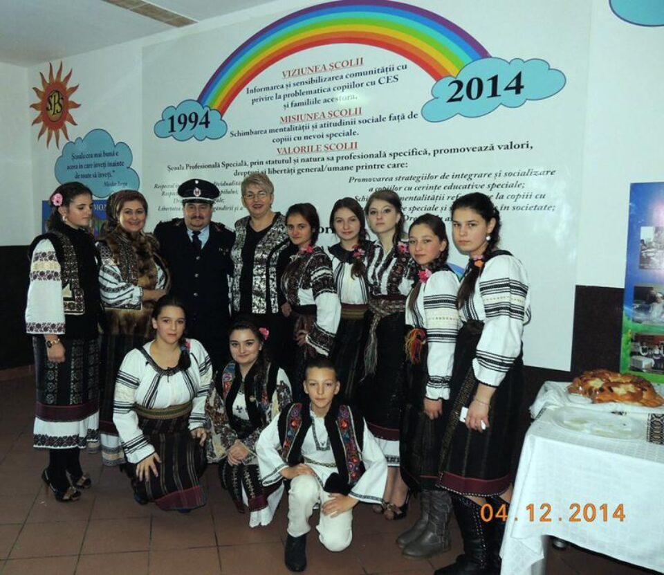 Cristian Spetcu - ISU Bucovina, Gabriela Juverdeanu, directoarea Școlii profesionale speciale, împreună cu un grup de elevi ai scolii. Foto: Cristian Spetcu Cristian Spetcu - ISU Bucovina, Gabriela Juverdeanu, directoarea Școlii profesionale speciale, împreună cu un grup de elevi ai scolii. Foto: Cristian Spetcu