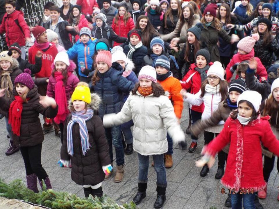 Membri ai „Bucovina Dance Studio” au pregătit un dans sincron