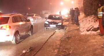 Roțile din stânga ale autoturismului s-au cufundat în cimentul proaspăt turnat în șanțul de la marginea străzii, pe sensul Belvedere spre Zamca