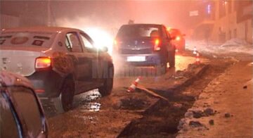 Roțile din stânga ale autoturismului s-au cufundat în cimentul proaspăt turnat în șanțul de la marginea străzii, pe sensul Belvedere spre Zamca