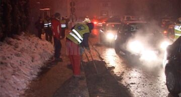 Roțile din stânga ale autoturismului s-au cufundat în cimentul proaspăt turnat în șanțul de la marginea străzii, pe sensul Belvedere spre Zamca
