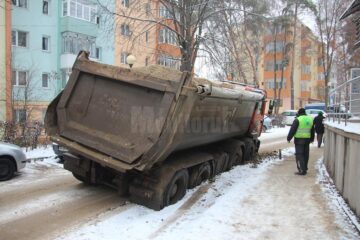Basculanta a blocat mai bine de o oră strada Leca Morariu