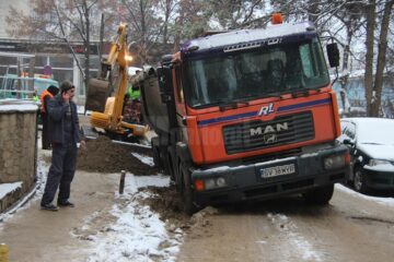 Basculanta a blocat mai bine de o oră strada Leca Morariu