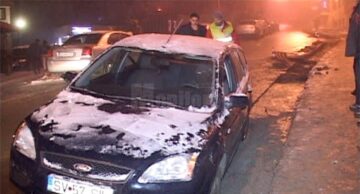 Roțile din stânga ale autoturismului s-au cufundat în cimentul proaspăt turnat în șanțul de la marginea străzii, pe sensul Belvedere spre Zamca
