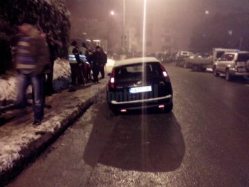 Roțile din stânga ale autoturismului s-au cufundat în cimentul proaspăt turnat în șanțul de la marginea străzii, pe sensul Belvedere spre Zamca