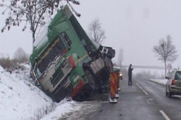 Un tir ucrainean s-a răsturnat pe E 85