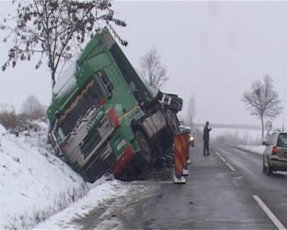 Un tir ucrainean s-a răsturnat pe E 85 Un tir ucrainean s-a răsturnat pe E 85