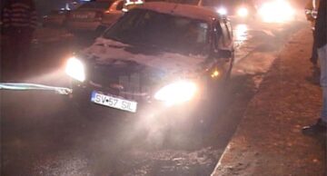 Roțile din stânga ale autoturismului s-au cufundat în cimentul proaspăt turnat în șanțul de la marginea străzii, pe sensul Belvedere spre Zamca