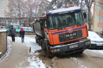 Basculanta a blocat mai bine de o oră strada Leca Morariu