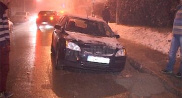 Roțile din stânga ale autoturismului s-au cufundat în cimentul proaspăt turnat în șanțul de la marginea străzii, pe sensul Belvedere spre Zamca