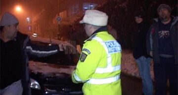 Roțile din stânga ale autoturismului s-au cufundat în cimentul proaspăt turnat în șanțul de la marginea străzii, pe sensul Belvedere spre Zamca