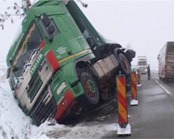 Un tir încărcat cu cereale, care se deplasa spre Ucraina, s-a răsturnat ieri după-amiază pe E 85, între Dărmănești și Dănila