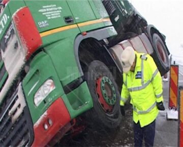 Un tir încărcat cu cereale, care se deplasa spre Ucraina, s-a răsturnat ieri după-amiază pe E 85, între Dărmănești și Dănila