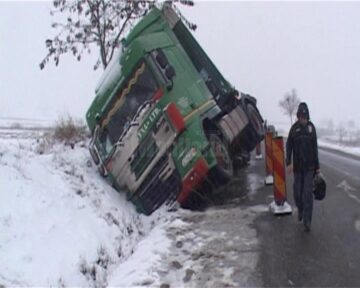 Un tir încărcat cu cereale, care se deplasa spre Ucraina, s-a răsturnat ieri după-amiază pe E 85, între Dărmănești și Dănila
