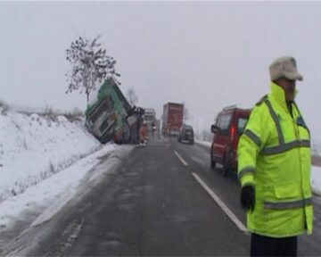 Un tir încărcat cu cereale, care se deplasa spre Ucraina, s-a răsturnat ieri după-amiază pe E 85, între Dărmănești și Dănila