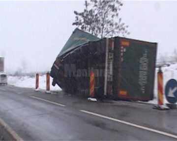 Un tir încărcat cu cereale, care se deplasa spre Ucraina, s-a răsturnat ieri după-amiază pe E 85, între Dărmănești și Dănila