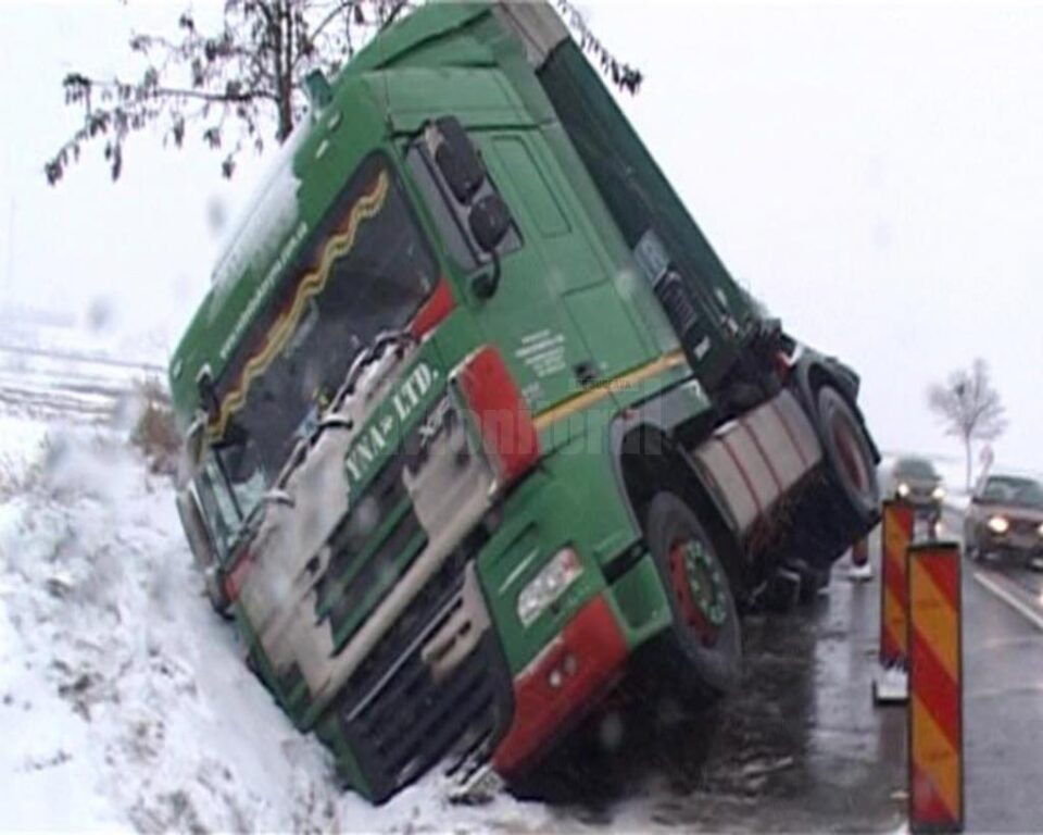 Un tir încărcat cu cereale, care se deplasa spre Ucraina, s-a răsturnat ieri după-amiază pe E 85, între Dărmănești și Dănila Un tir încărcat cu cereale, care se deplasa spre Ucraina, s-a răsturnat ieri după-amiază pe E 85, între Dărmănești și Dănila