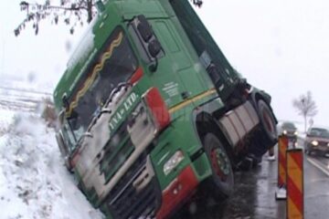 Un tir încărcat cu cereale, care se deplasa spre Ucraina, s-a răsturnat ieri după-amiază pe E 85, între Dărmănești și Dănila