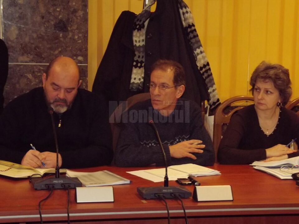 Bogdan Cristache (stânga) a spus că vor fi debranșate doar blocurile cu centrale de apartament, unde nu s-a plătit nici măcar apa rece consumată