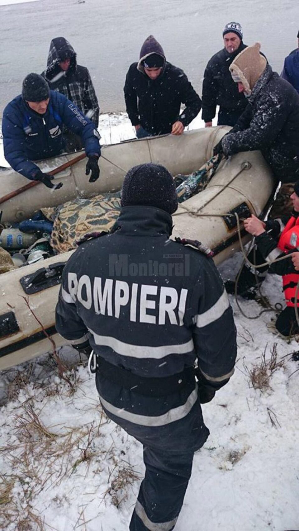 După aproximativ patru ore de căutări, trupul neînsuflețit al bărbatului a fost găsit și recuperat