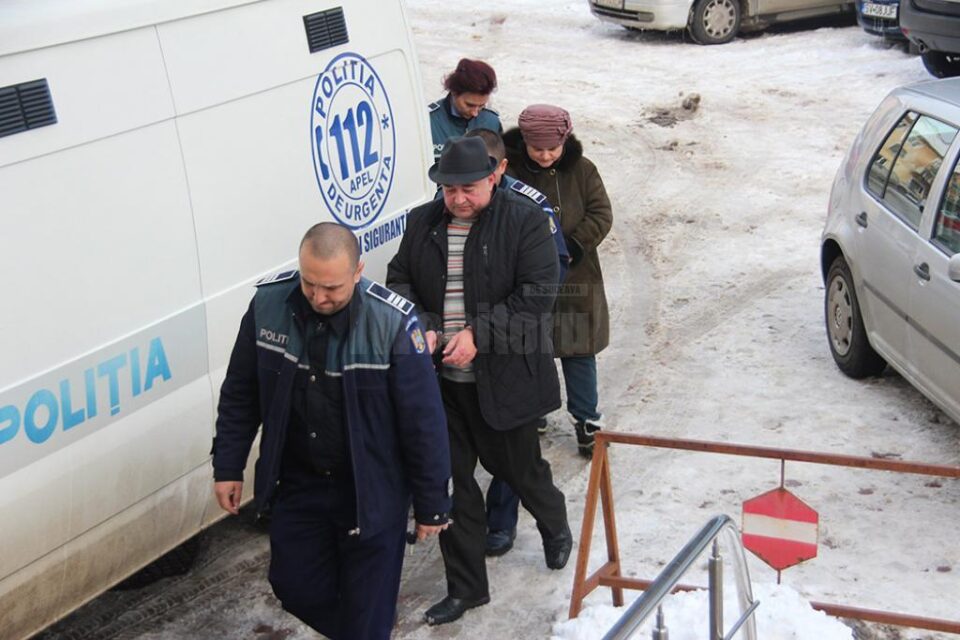 Primarul comunei Udești, Săvel Botezatu, și casierul primăriei, Marinela Borza