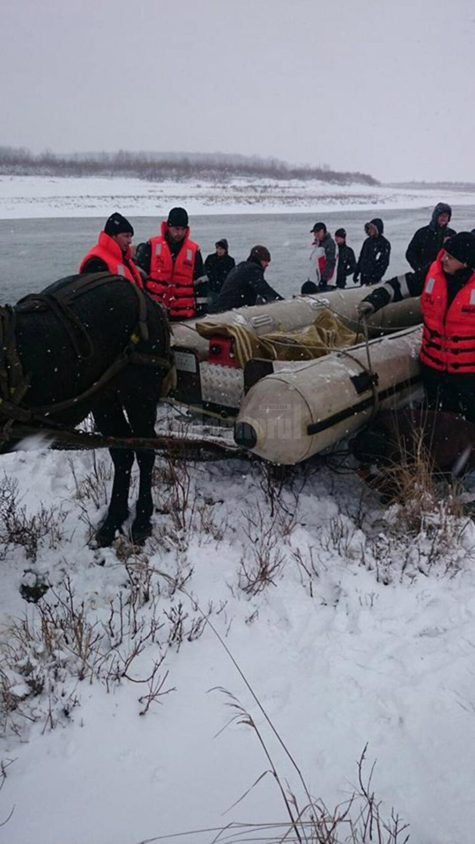 După aproximativ patru ore de căutări, trupul neînsuflețit al bărbatului a fost găsit și recuperat