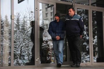 Polițistul Gheorghiță Drăgoi (stânga) este acuzat că lua șpagă de la șoferi