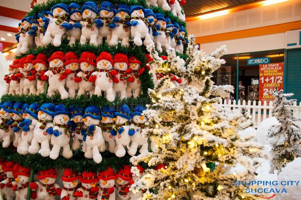 Participanții la tombolă pot câștiga 150 de perechi simpatice de omuleți de zăpadă din pluș