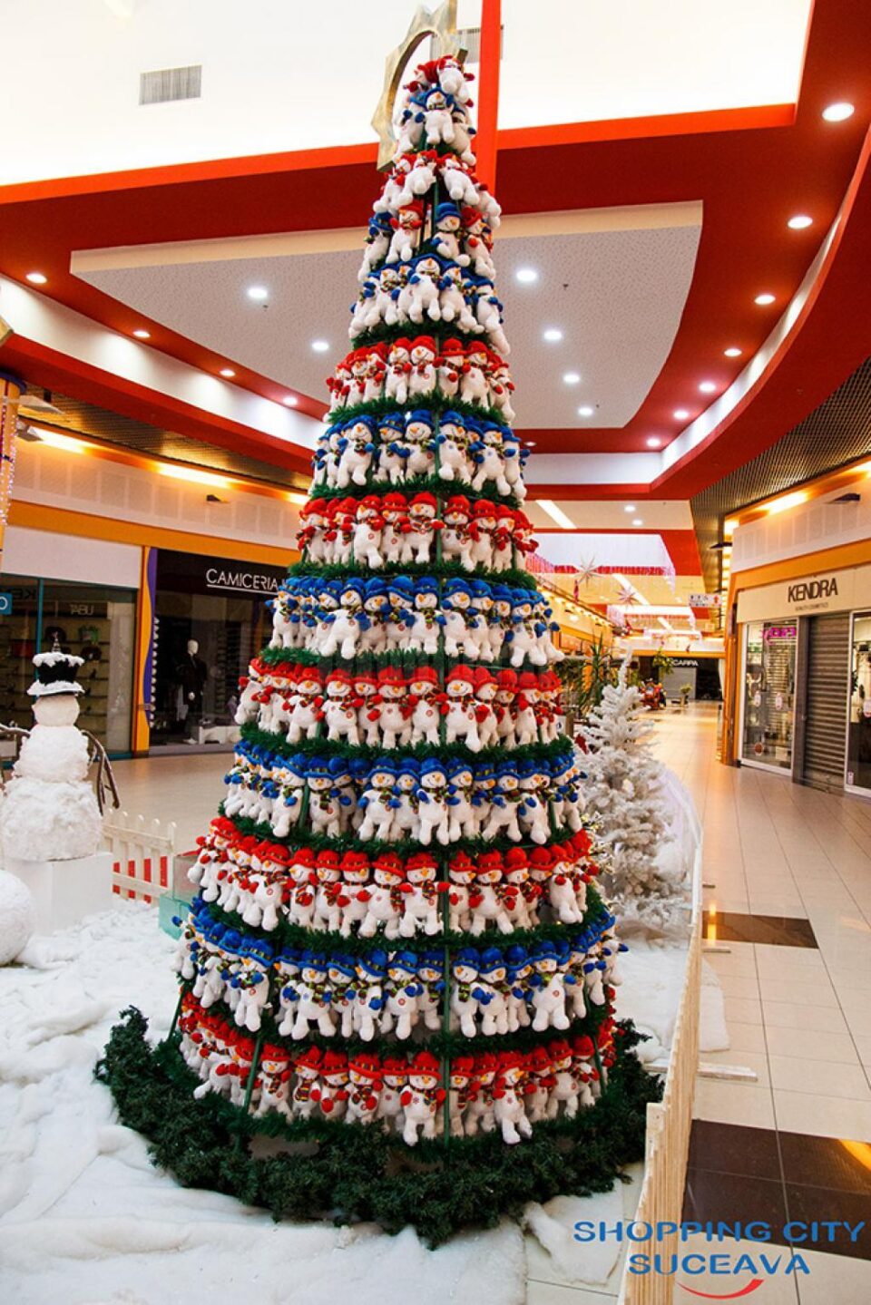 Participanții la tombolă pot câștiga 150 de perechi simpatice de omuleți de zăpadă din pluș